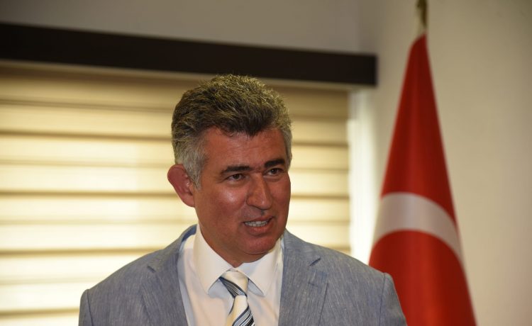 Büyükelçi Feyzioğlu, “Kurbanını Paylaş, Kardeşinle Yakınlaş” programı çerçevesinde bağışta bulundu