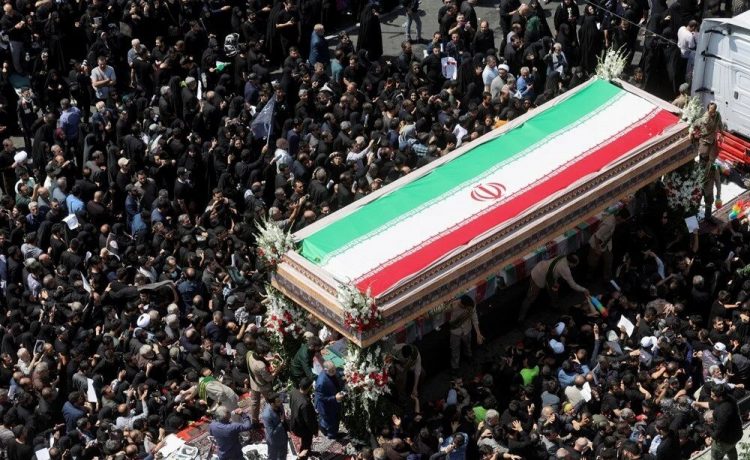 İranlılar helikopter kazasında ölen Cumhurbaşkanı Reisi'nin yasını tutuyor