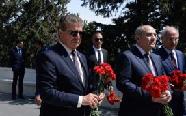 Başbakan Üstel Azerbaycan’da… Aliyev Anıt Mezarı’nı, Türk ve Azerbaycan şehitliklerini ziyaret etti