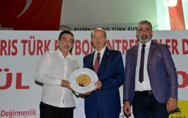 Cumhurbaşkanı Tatar, futbol antrenörlerine ödüllülerini takdim etti