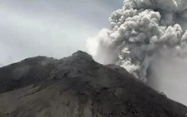 Endonezya'da patlayan Lewotobi Laki-Laki Yanardağı 800 metreye kül püskürttü