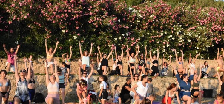 Girne’de Dünya Yoga Günü, Kervansaray Halk Plajı’nda düzenlenen etkinlikle kutlandı