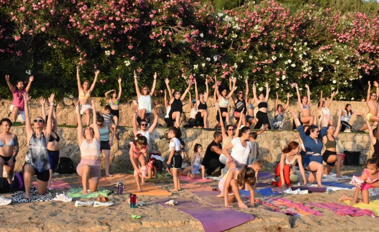Girne’de Dünya Yoga Günü, Kervansaray Halk Plajı’nda düzenlenen etkinlikle kutlandı