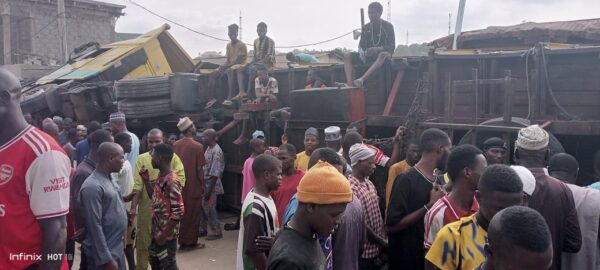 Nijerya'da tırın cuma namazı kılanların arasına dalması sonucu 14 kişi öldü