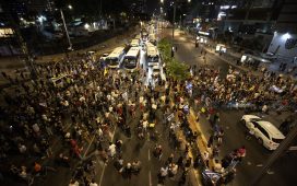 Tel Aviv'de yüzlerce gösterici, Gazze'deki İsrailli esirlerin serbest bırakılmasını istedi