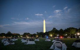 Washington'daki Gazze destekçisi göstericiler, Beyaz Saray'ın karşısında çadır kampı kurdu